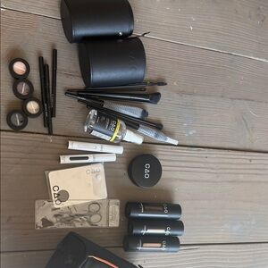 Black Makeup Brush & Tool Set with Neutral Makeup Shades